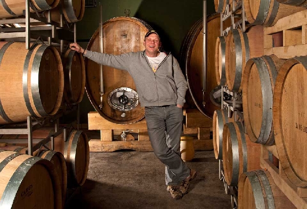 Das Foto zeigt Betriebsleiter Dirk Würtz im Keller des Weinguts Balthasar Ress.