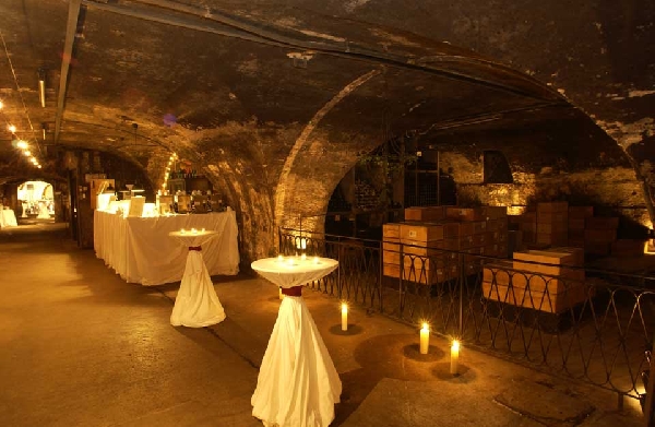 Das Foto zeigt den Gewölbekeller des Gutshauses Weingut Baltahsar Ress.