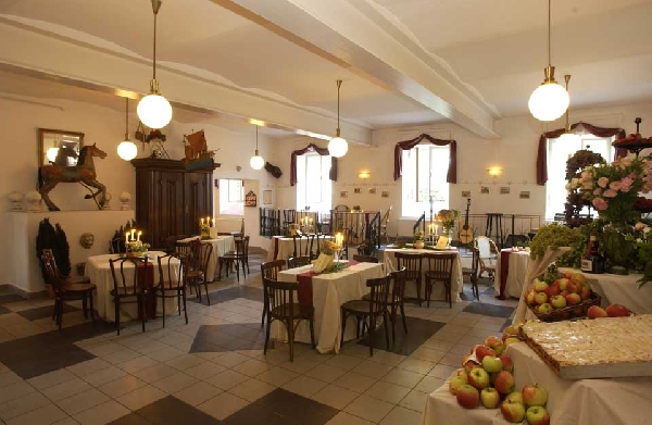 Das Foto zeigt den Hofsaal von Weingut Balthasar Ress.