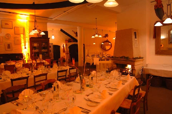 Das Foto zeigt den Kaminsaal im Gutshaus Balthasar Ress.