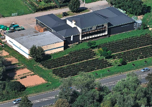 Das Foto zeigt eine Luftaufnahme der Kellerei von Weingut Balthasar Ress in Hattemheim im Rheingau.