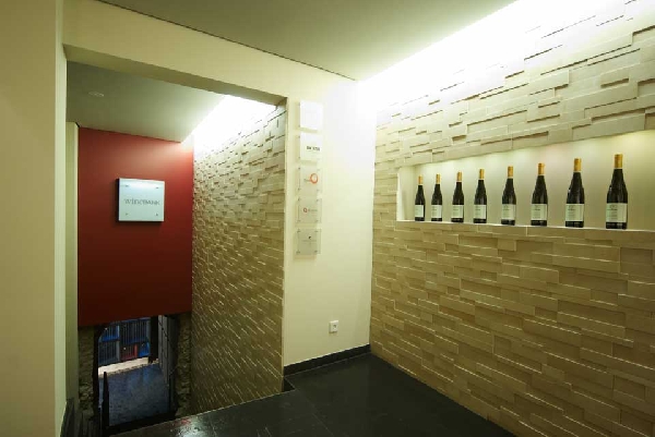 Das Foto zeigt das Foyer der wineBANK von Weingut Balthasar Ress