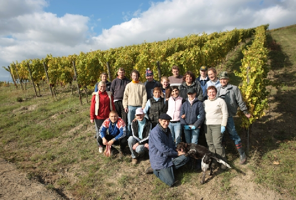 Das Foto zeigt das Team von Weingut Hahnmühle.