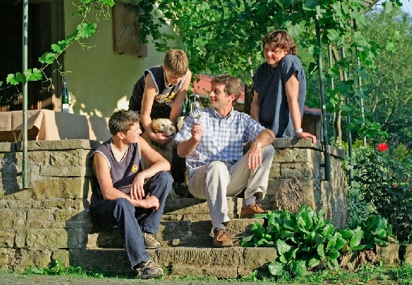 Das Foto zeigt Peter Linxweiler mit seinen Söhnen auf Weingut Hanhnmühle.