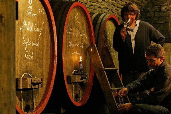 Das Foto zeigt Peter und Martina Linxweiler beim Verkosten der Rieslinge im Weinkeller von Weingut Hahnmühle.