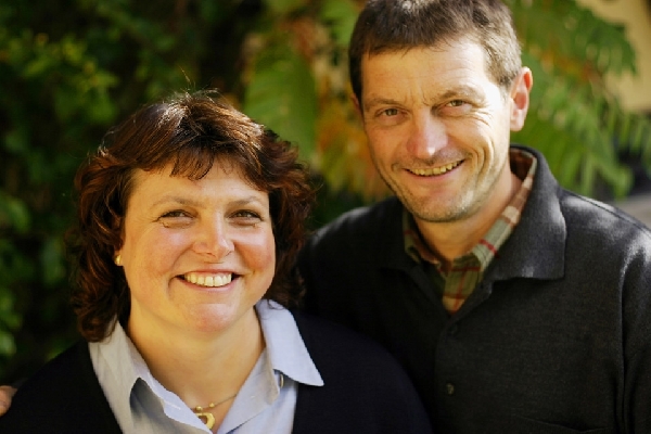 Das Foto zeigt Martina und Peter Linxweiler, Inhaber von Weingut Hahnmühle.