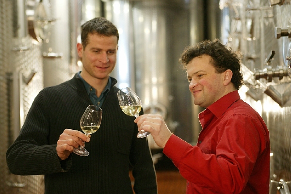 Das Foto zeigt Michael Naab, Kellermeister von Weingut Wilker, und Jürgen Wilker im Weinkeller.