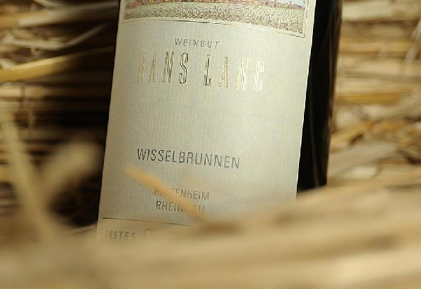 Das Foto zeigt eine Flasche Hattenheimer Wisselbrunnen Riesling Erstes Gewächs von Weingut Hans Lang.