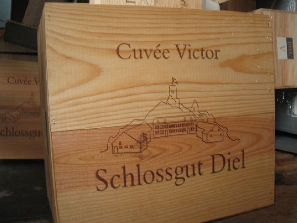 Das Foto zeigt eine Holzkiste mit Schlossgut Diel Cuvée Victor.
