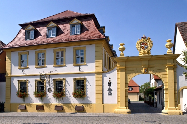 Das Foto zeigt die Fassade das Romantikhotel und Gutshaus Zehntkeller in Iphofen.
