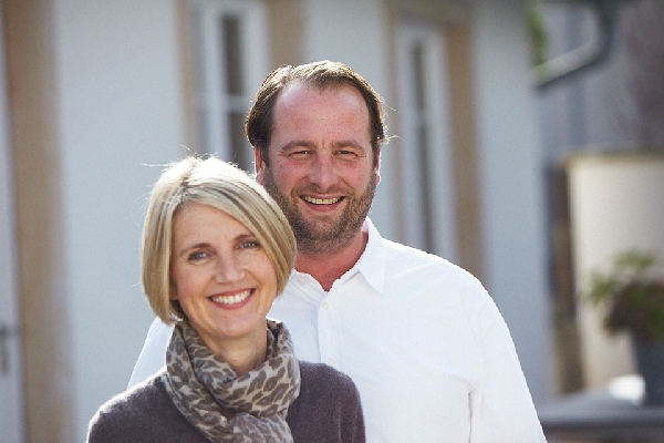 Das Foto zeigt Denise und Peter Siener vom Weingut Siener.