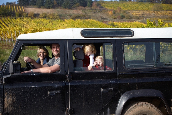 Das Foto zeigt Familie Siener von Weingut Siener in der ersten Lage Birkweiler Kastanienbusch.