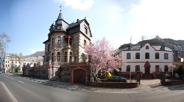 Das Foto zeigt das Gutshaus von Weingut Dr. Pauly-Bergweiler.