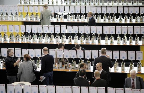 Das Foto zeigt die Verkostungszone auf der Weinmesse ProWein in Düsseldorf.