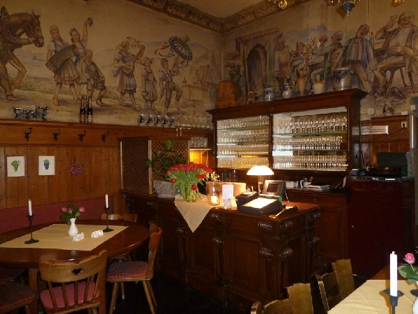 Das Foto zeigt den Gästeraum der Gutsschenke vom Diefenhardt´sches Weingut in Martinsthal, Reingau.