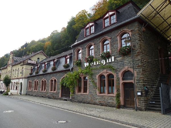 Das Foto zeigt das Gutshaus von Weingut Dr. Randolf Kauer in Bacharach, Mittelrhein.