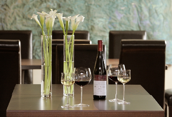 Das Foto zeigt eine Impression aus dem Kaminzimmer von Weingut August Kesseler in Assmannshausen, Rheingau.