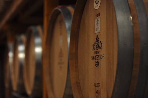 Das Foto zeigt Barriquefässer im Weinkeller von Weingut Sonnenhof.
