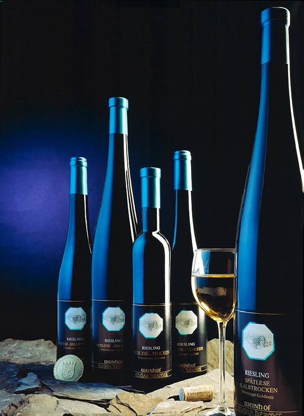 Das Foto zeigt Flaschen aus dem Sortiment von Weinhof Edgar Hermes, Trittenheim.
