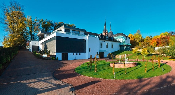 Das Foto zeigt die Einfahrt zum Weingut Robert Weil in Kiedrich, Rheingau.