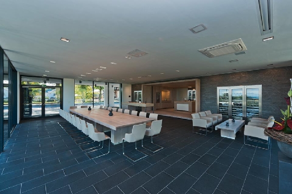 Das Foto zeigt das Glas.Cabinet in Weingut Robert Weil.