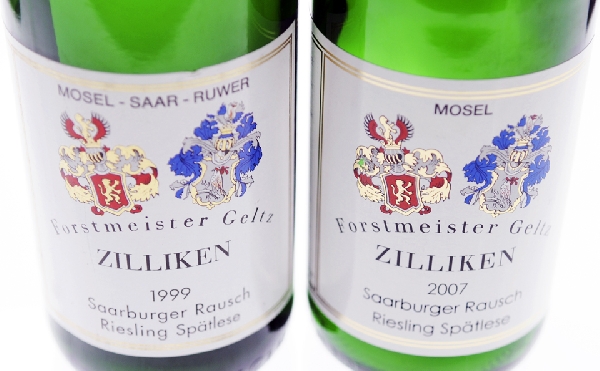 Das Foto zeigt zwei Flaschen Saarburger Rausch Riesling Spätlese Versteigerungswein, Jahrgang 1999 und Jahrgang 2007, von Weingut Forstmeister Geltz-Zilliken,