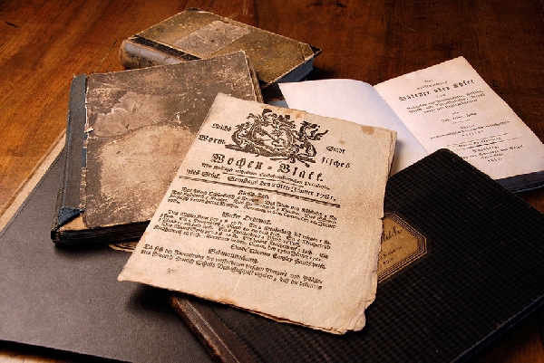 Das Foto zeigt das historische Kellerbuch des Weinguts Schales in Flörsheim-Dalsheim.