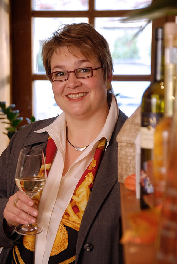 Das Foto zeigt Annette Schales-Allendorf, Gesellschafterin vom Weingut Schales in Flörsheim-Dalsheim.