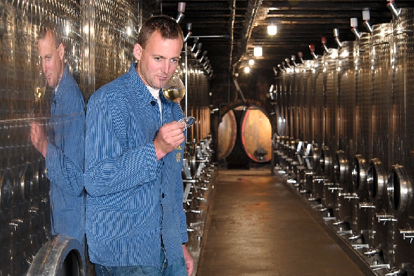 Das Foto zeigt den Kellermeister Christian Schales.