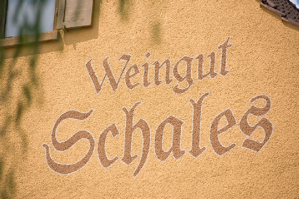 Das Foto zeigt den Schriftzug Weingut Schales am Haus.