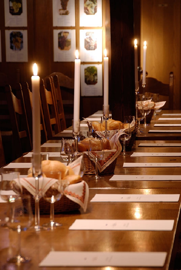 Das Foto zeigt die gedeckte Tafel im Weinmuseum des Weinguts Schales in Flörsheim-Dalsheim.