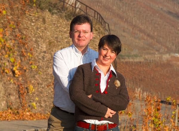 Das Foto zeigt das Winzerpaar Jürgen und Maren Fendt, Inhaber des Wein guts Fendt Weinfamilie.