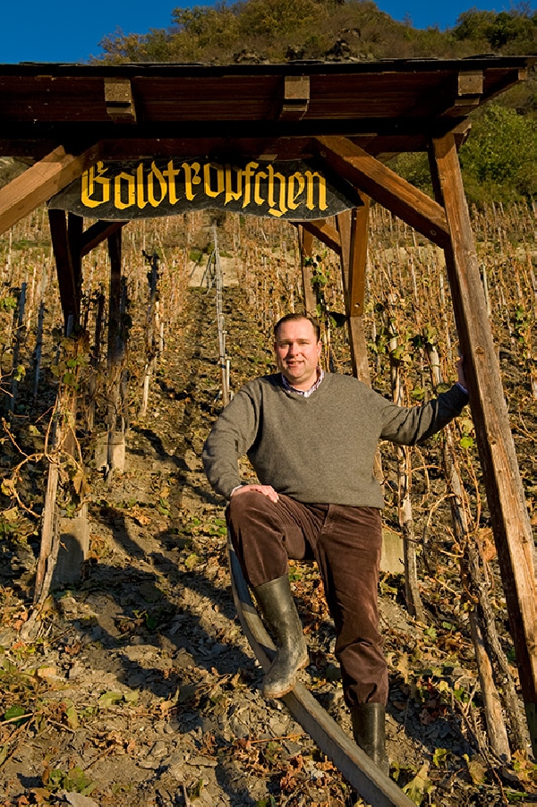 Das Foto zeigt Nikolaus Peter Weis, Inhaber des Weinguts St. Urbans-Hof in der Weinbergslage Piesporter Goldtröpfchen.