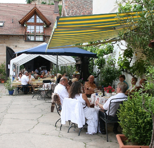 Das Foto zeigt den Hof des Weinguts Weegmüller aus Neustadt an der Weinstraße.