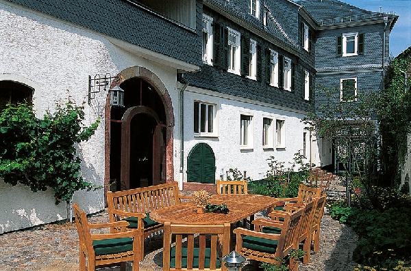 Das Foto zeigt den Hof des Gutshauses Wegeler in Oestrich-Winkel, Rheingau