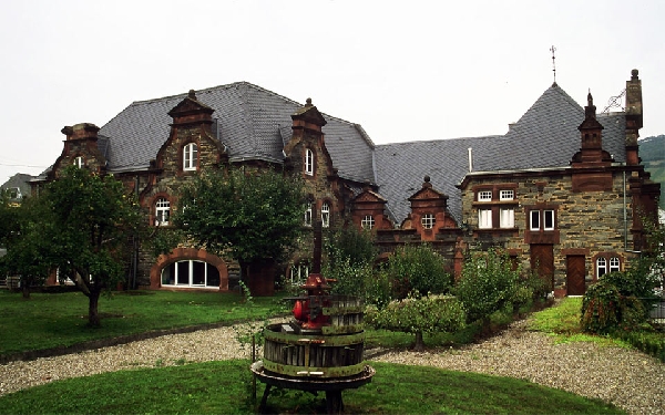 Das Foto zeigt das Gutshaus Mosel der Weingüter Wegeler in Bernkastel.