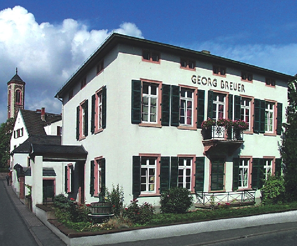 Das Foto zeigt das Gutshaus von Weingut Georg Breuer in Rüdesheim im Rheingau.