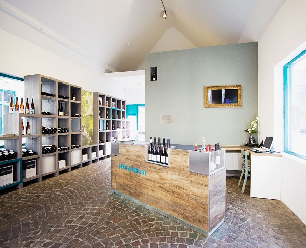 Das Foto zeigt die Vinothek von Weingut Georg Breuer in Rüdesheim am Rhein.