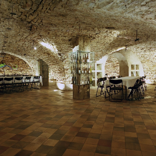 Das Foto zeigt die Kellerwelt von Weingut Georg Breuer in Rüdesheim, Rheingau. 
