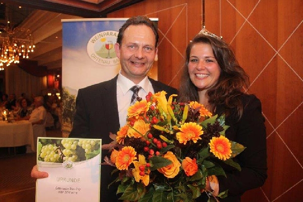 Das Foto zeigt Winzer Siegbert Bimmerle und die Ortenauer Weinprinzession Lisa Männle.