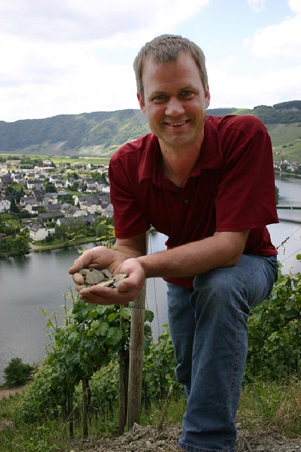 Das Foto zeigt Winzer Dieter Hoffmann in der Weinbergslage Köwericher Laurentiuslay, Mosel.