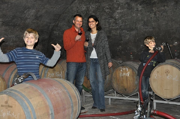 Das Foto zeigt Familie Hoffmann vom Weingut Hoffmann-Simon im Keller Ihres Weinguts in Piesport.