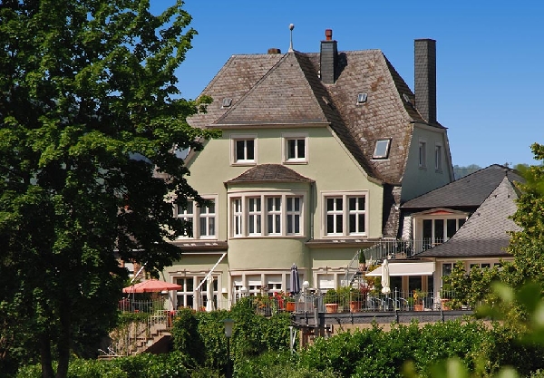 Das Foto zeigt das Weingut Clüsserath-Weiler in Trittenheim an der Mosel.