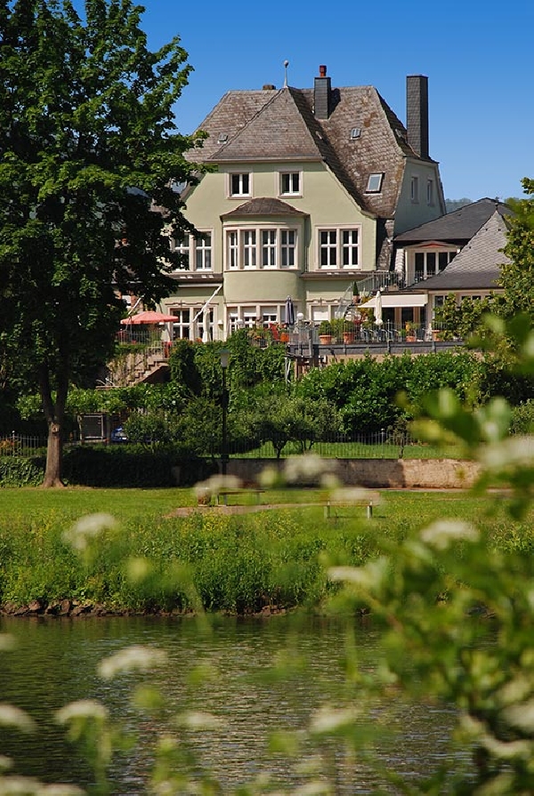 Das Foto zeigt das Gutshaus von Weingut Clüsserath-Weiler in Trittenheim an der Mosel.