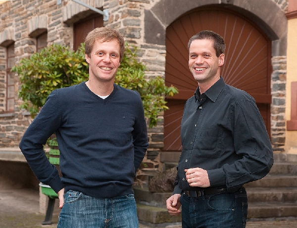 Das Foto zeigt Nico Caspari und Uwe Jostoc von Weingut Caspari-Kappel in Enkirch an der Mosel.