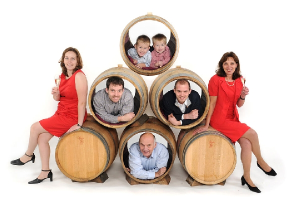Das Foto zeigt Familie Huff vom gleichnamigen Weingut.