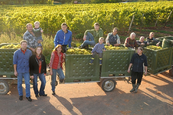 familie-mit-erntehelfern