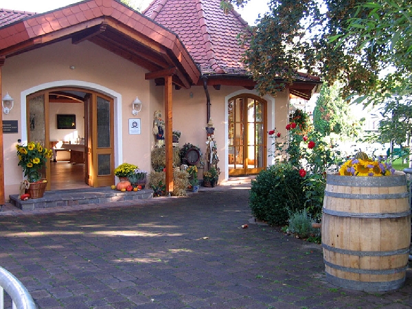 Das Foto zeigt die Probierstube von Weingut Huff in Schwarzburg bei Nierstein.