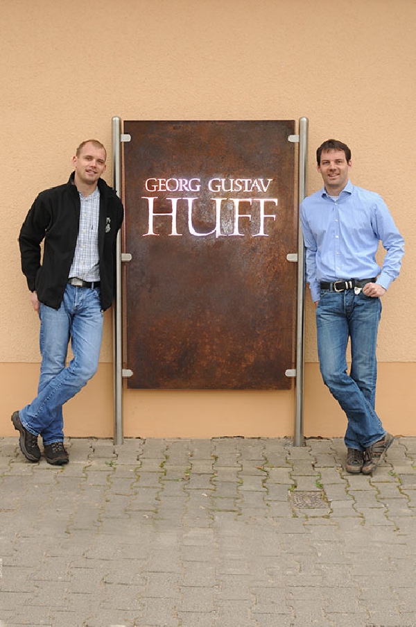 Das Foto zeigt Stefan und Daniel Huff von Weingut Huff in Schwarzburg bei Nierstein, Rheingau. 