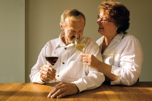 Das Foto zeigt Thomas und Regina Rinker, Inhaber des Weinguts Knab.